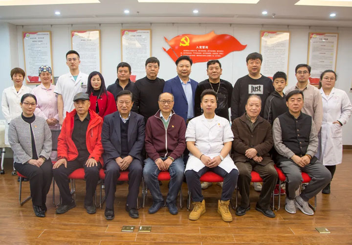 頌黨恩 團(tuán)結(jié)一心戰(zhàn)疫情——書畫家齊聚永林醫(yī)院，開展慰問奮戰(zhàn)一線白衣勇士黨建活動(dòng)