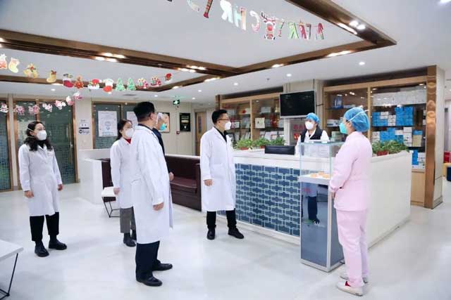 永林醫院領導班子親切慰問醫務工作者